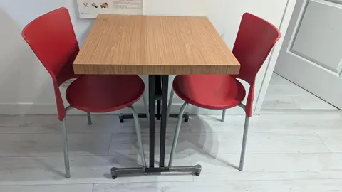 table bistrot + 2 chaises plastique