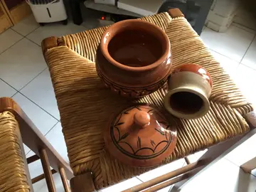 soupière et un pot en terre