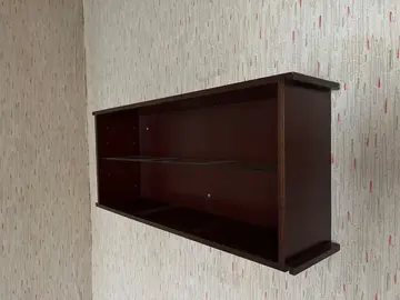 Étagère murale avec une séparation en verre