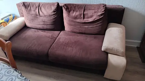 CANAPE 3 PLACES EN TISSU ET TABLE DE NUIT EN MERISIER