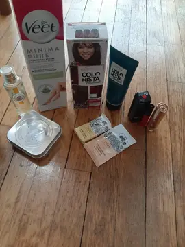 lot divers produits cosmétiques (maquillage etc)
