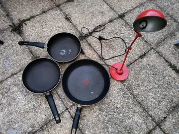 3 poêles et une lampe de chevet