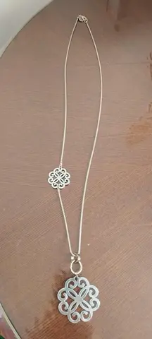 Long collier argenté