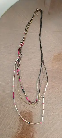 Long collier roug, noir et doré