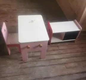 Petit bureau enfant avec bibliothèque