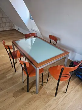 Table 6 personnes et 5 chaises