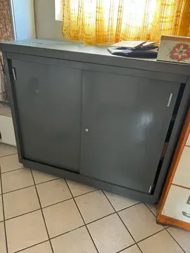 meuble en metal avec porte coulissante