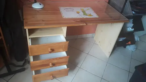lot petit bureau écolier et sous mains