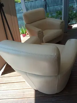 deux fauteuils en cuir