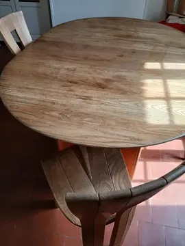 table en bois (4 à 8 personnes)