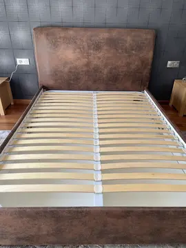 Lit coffre 140 x 190 en très bon état.