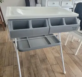 table à langer pliante et baignoire
