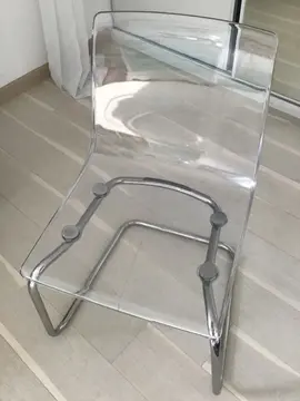 Chaise en plexiglas