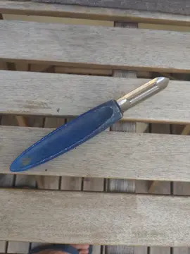couteau économe bleu