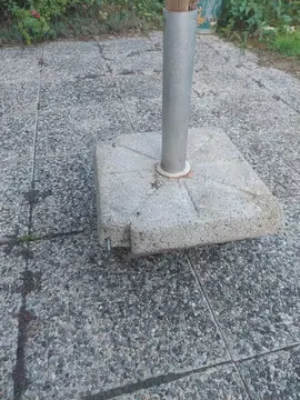 pied de parasol en béton, vieux mais très très solide et lourd