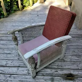 deux fauteuils en bois style nordique à restaurer