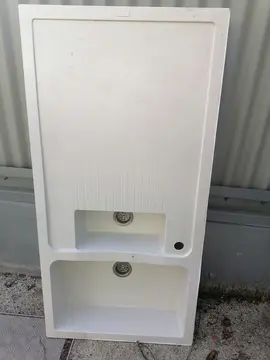 évier résine blanc ébréché sur 5 cm