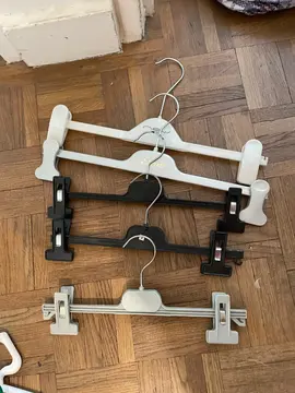 Lot de cintres jupe ou pantalon à pinces plastiques