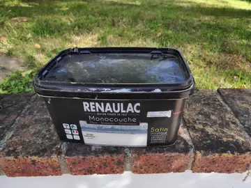pot de peinture beige