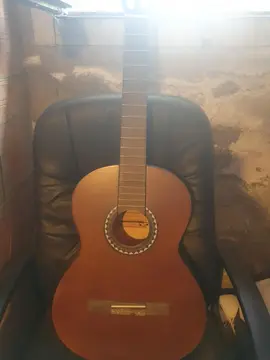 guitare classique sans cordes.