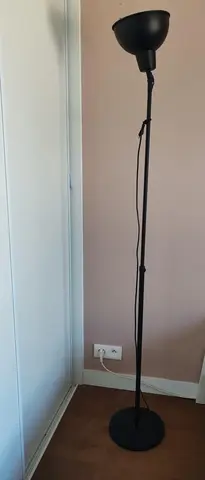 lampadaire noir 1m85 de haut environ