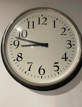 Une horloge et un réveil