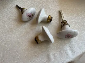 poignées de portes en porcelaine