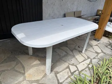 Table de jardin blanche en résine avec rallonge