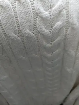 Lot vêtements femme 1 pull écru et 1 gris...1 gilet et 2 tee shirt...ça doit partir sinon poubelles