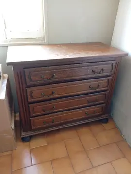 commode en bois foncé