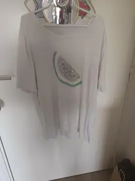 t-shirt blanc avec un pastèque