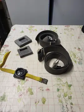 2 ceintures de plongée, 2 plomb de fabrication artisanale, vieille boussole