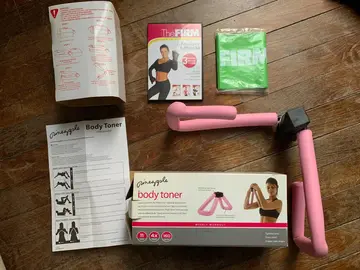 Accessoires de sport en anglais : DVD cardio dance et pilates et son élastique ; body toner