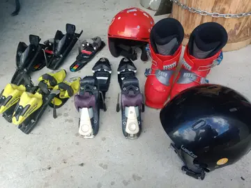 Lot de matériel de ski pour enfant