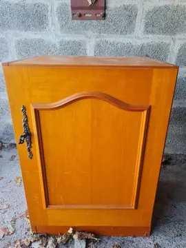 2 petits meubles teintés merisier avec 1 étagére