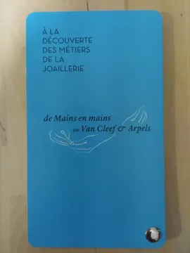 Un petit livret (info) de "Mains en mains par Van Cleef & Arpels"