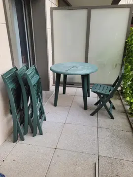 Table de jardin et 4 chaises
