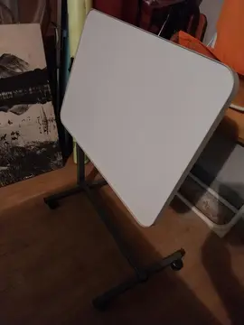 Petite table blanche de lit, réglable