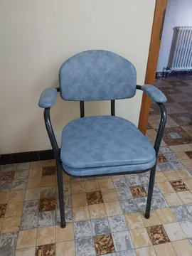 Chaise percée