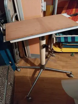 Table à roulettes (pour télé)