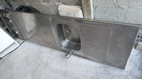 plan de travail inox avec évier et plaque