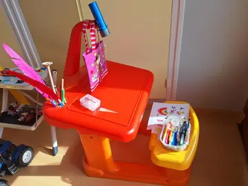Petit bureau plastique enfant