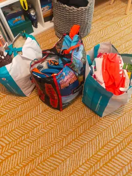 Donne trois sacs de vêtements fille taille 0-5ans