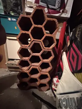 casier en brique nid d'abeille pour ranger le vin