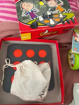 à donner jeu de 12 Gobelets en bois et 1 plateau en bois de 9 cases, 2 livres , accessoires collier