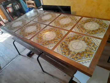 Meubles à donner : grande table bois/ceram/fer forgé, lit avec matelas, placards...