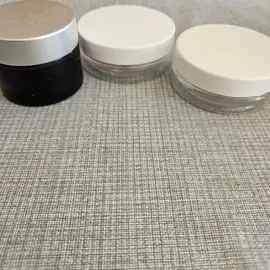 3 pots cosmétiques