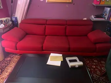 canapé rouge avec têtières