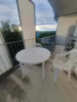 Table de terrasse avec ses 2 chaises