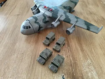 Jouet avion cargo militaire